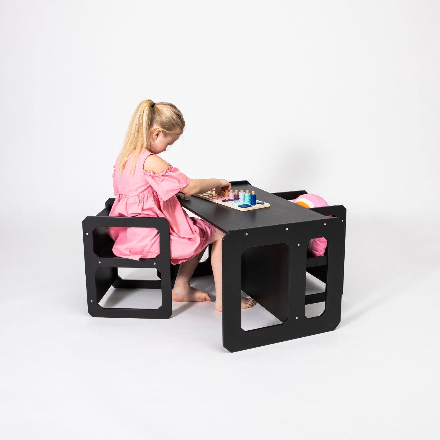 Montessori pirmasis stalo ir kėdės rinkinys su 2 kėdėmis