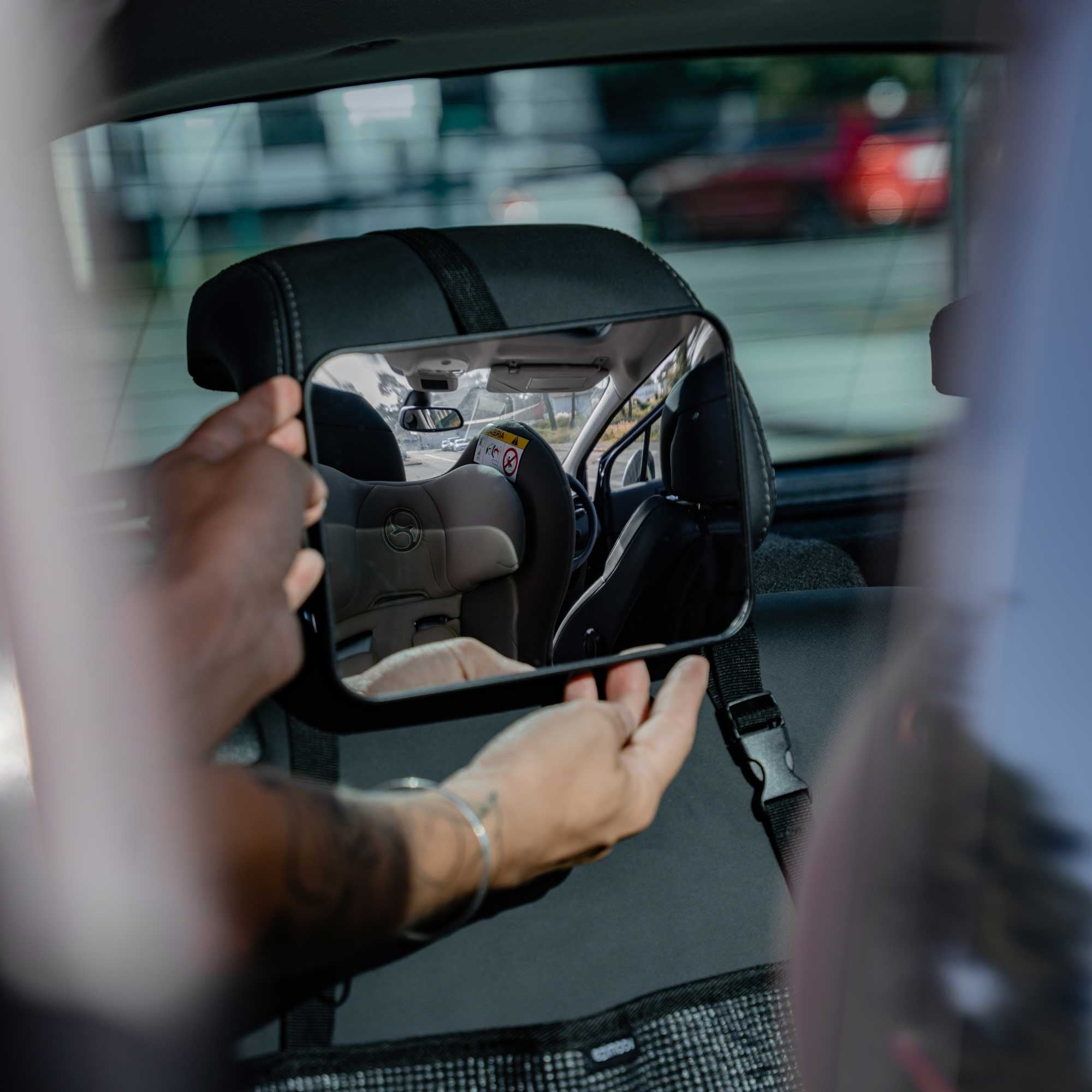 Veidrodėlis atgal nugara vežamam automobilinės kėdutės vaikui