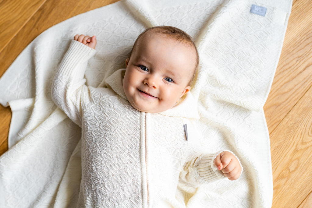 Dovanų rinkinys kūdikiams „HAPPINESS“ – pledukas, šliaužtinukas ir kepuraitė