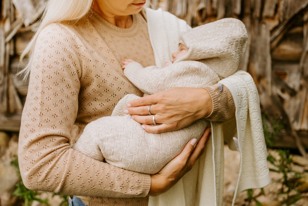 Dovanų rinkinys kūdikiams „HAPPINESS“ – pledukas, šliaužtinukas ir kepuraitė