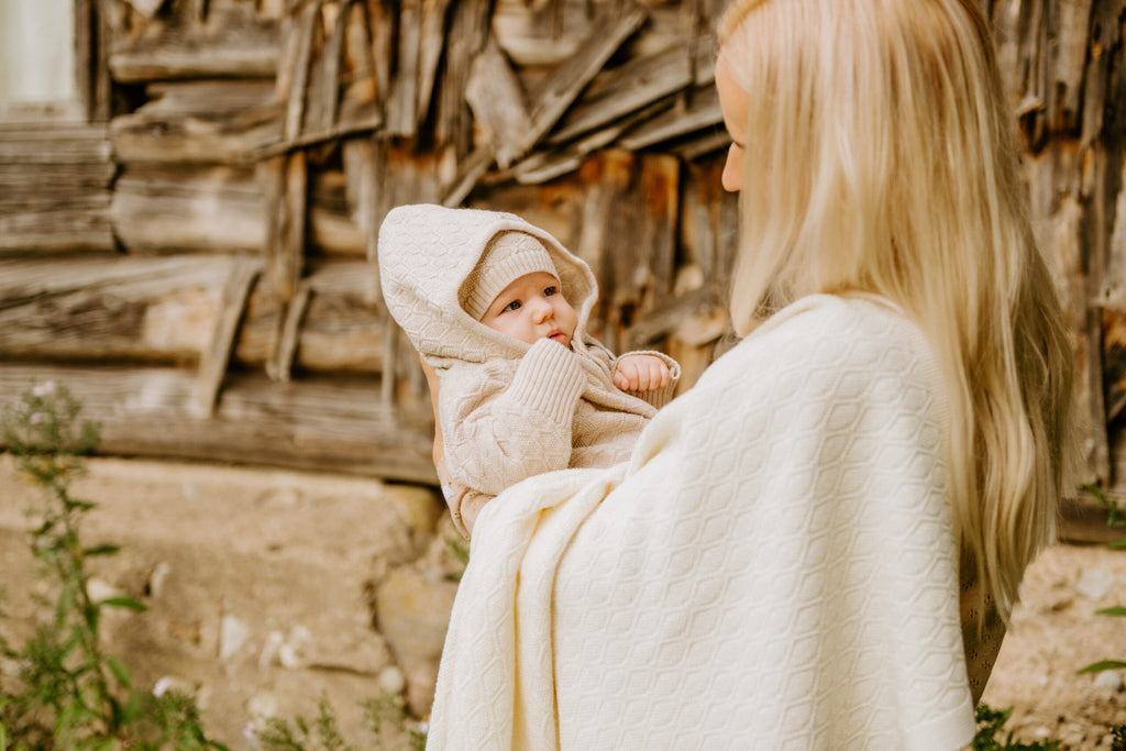 Dovanų rinkinys kūdikiams „HAPPINESS“ – pledukas, šliaužtinukas ir kepuraitė