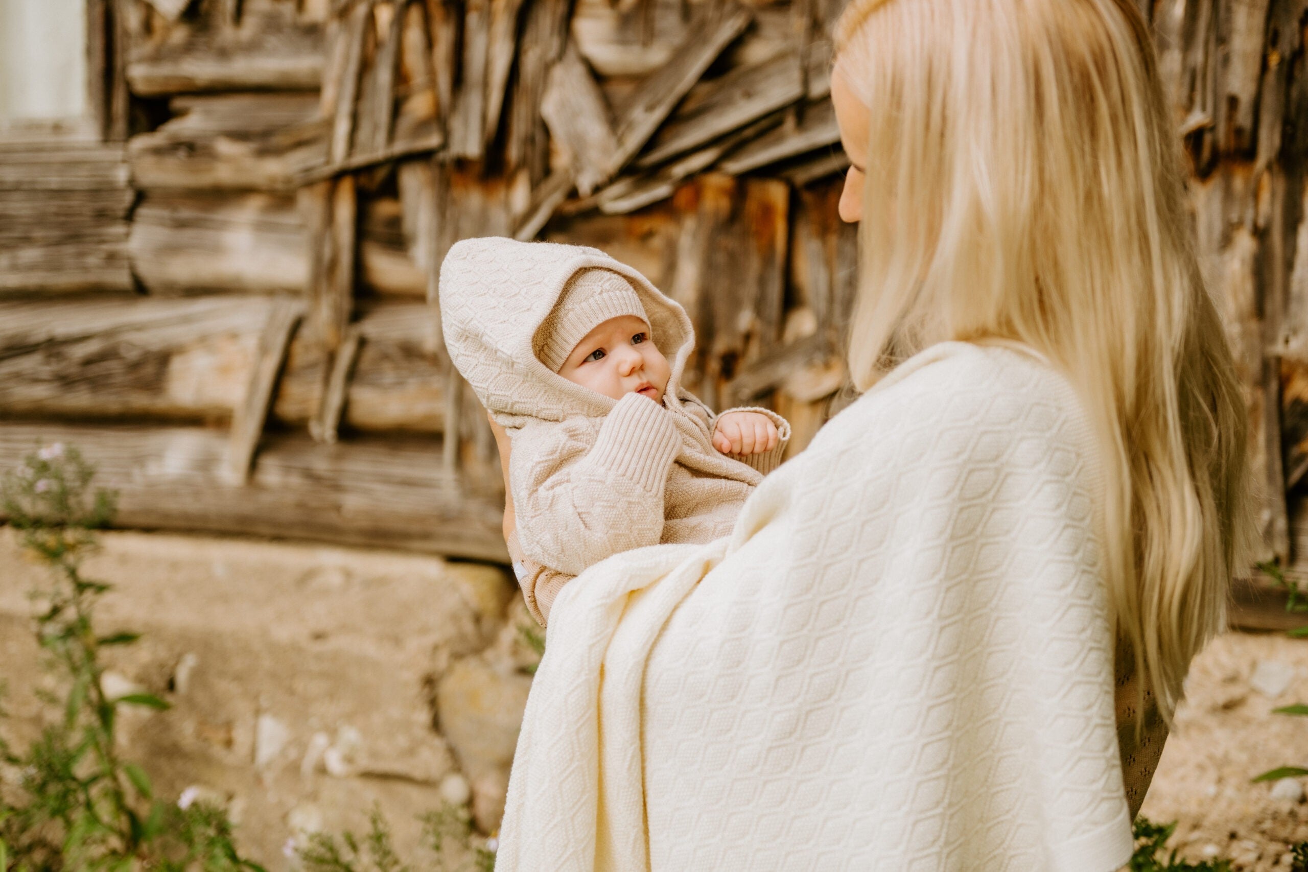 Dovanų rinkinys kūdikiams „HAPPINESS“ – pledukas, šliaužtinukas ir kepuraitė