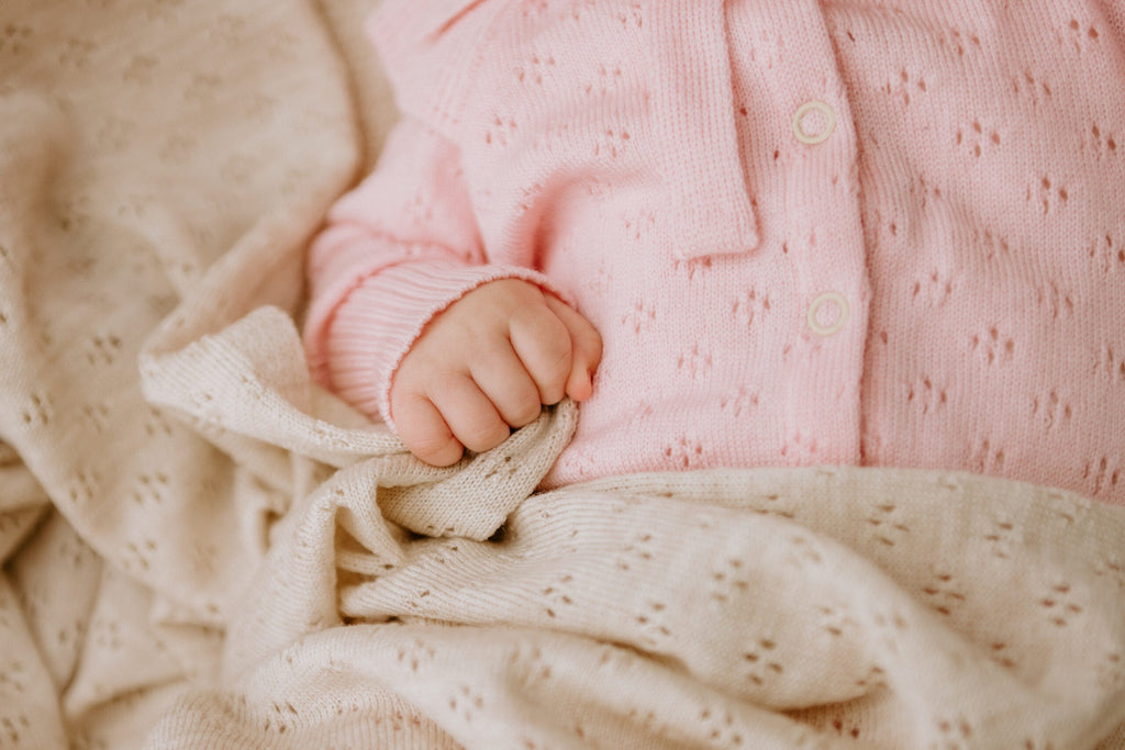 Dovanų rinkinys kūdikiams „LOVE“ – pledukas ir kepuraitė