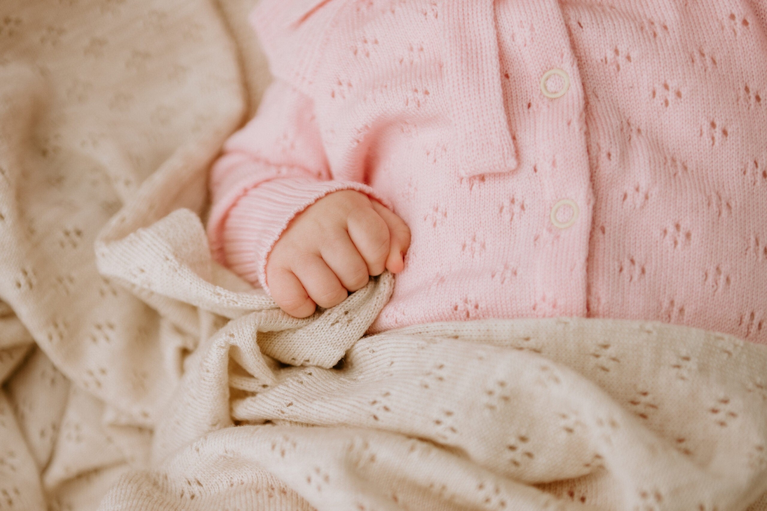 Dovanų rinkinys kūdikiams „LOVE“ – pledukas ir kepuraitė