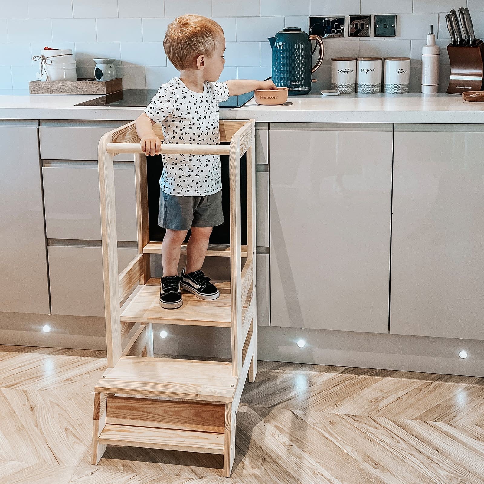 Medinis virtuvės pagalbininkas vaikams su lenta, natūralaus medžio