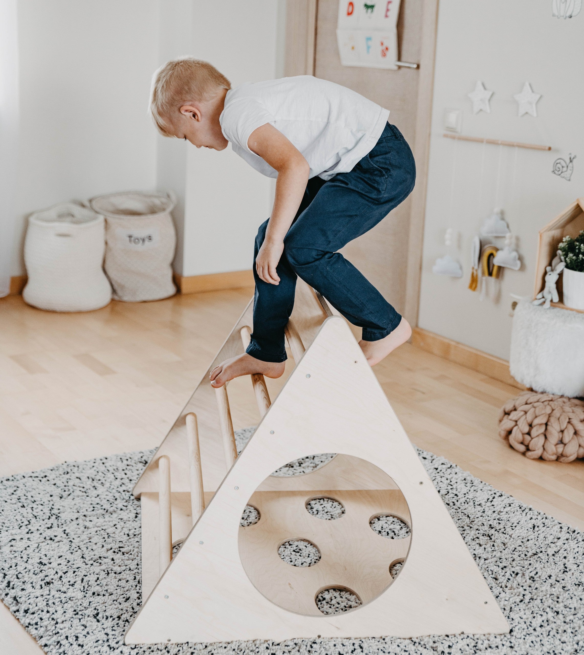 Montessori trijų kampų laipynė