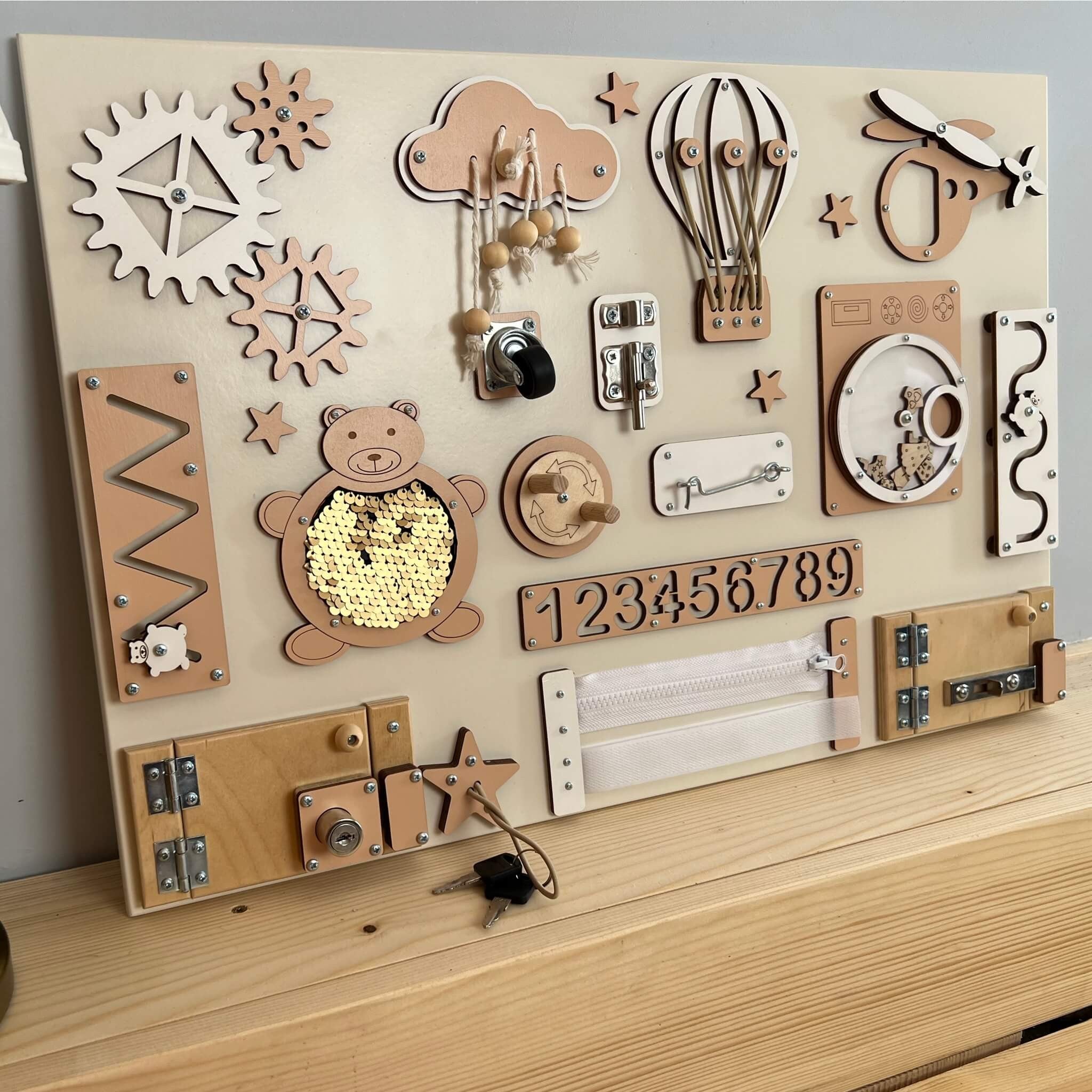 Montessori veiklos lenta su durelėmis ir spynelėmis, 40 × 60 cm