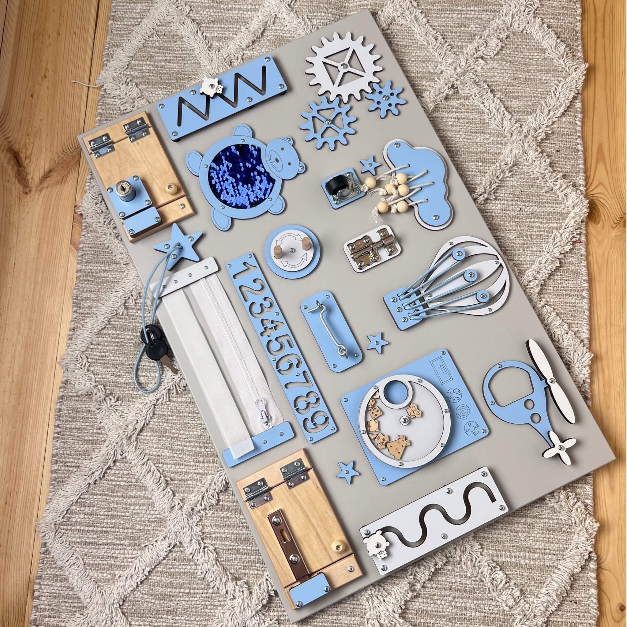 Montessori veiklos lenta su durelėmis ir spynelėmis, 40 × 60 cm