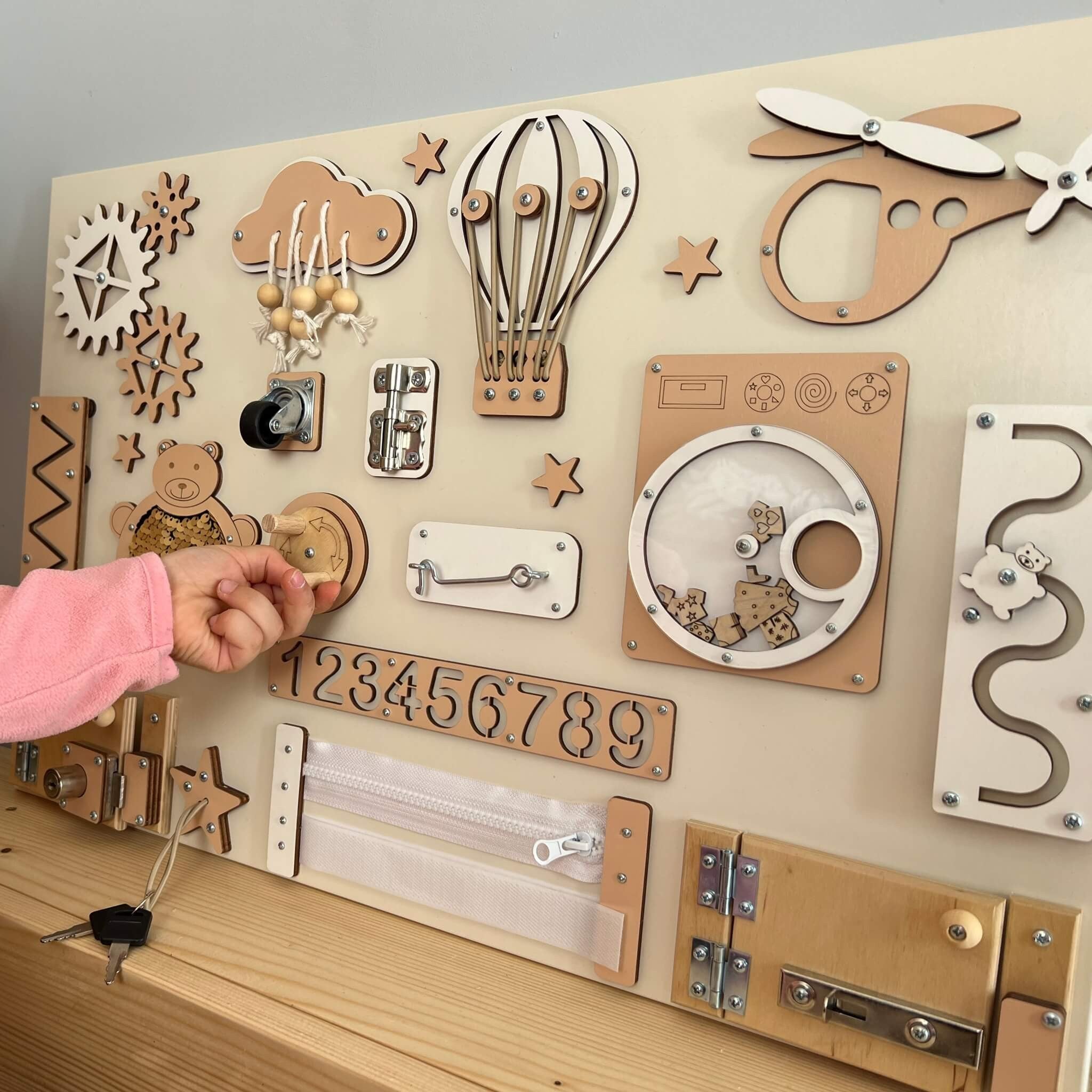 Montessori veiklos lenta su durelėmis ir spynelėmis, 40 × 60 cm