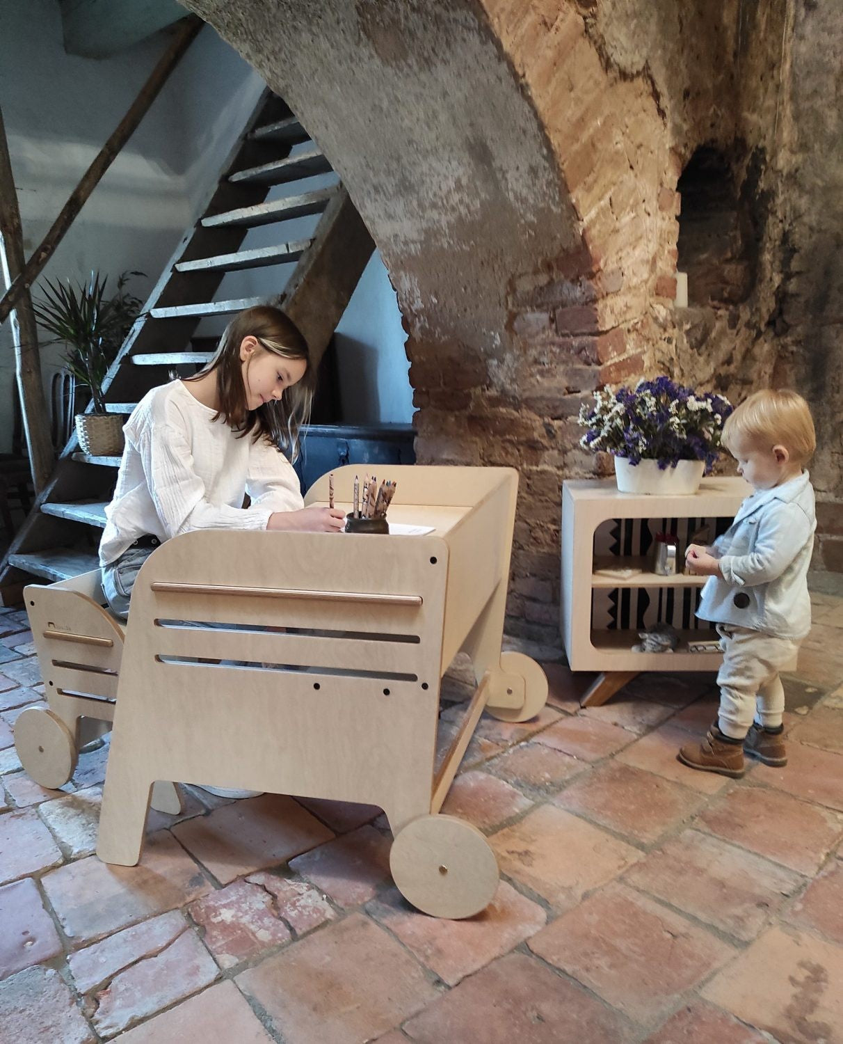 Montessori stalo ir kėdės rinkinys „Vagono ratas“