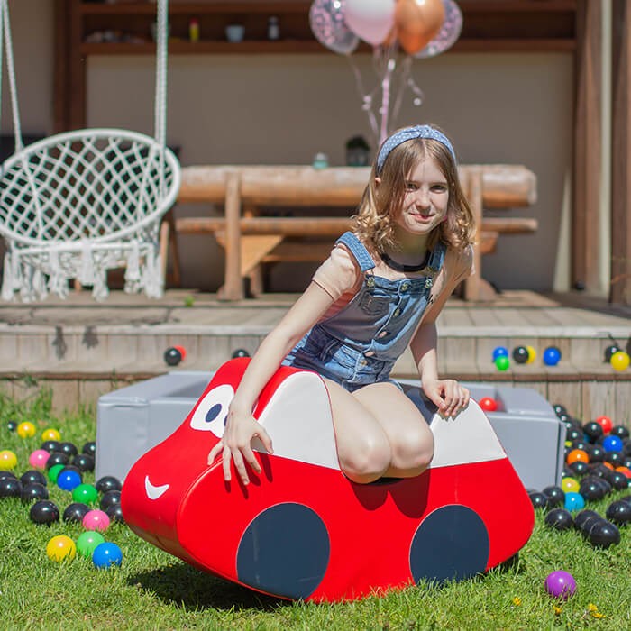 Minkštas paspiriamasis žaislas „Automobilis“, raudonas