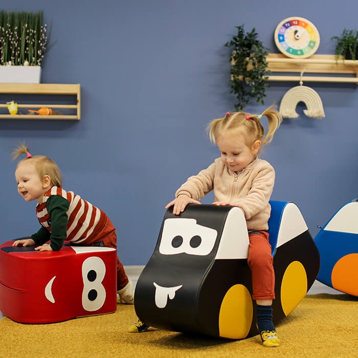 Minkštas paspiriamasis žaislas „Automobilis“, raudonas